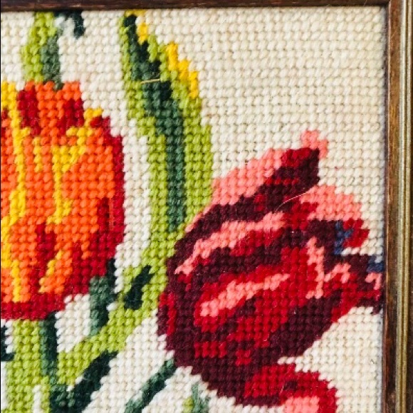 SOLD!!!Tulips Embroidery Framed Multicolor Vintage - Picture 4 of 4